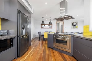 Réfrigérateur, four à micro-ondes, un four, surface de cuisson