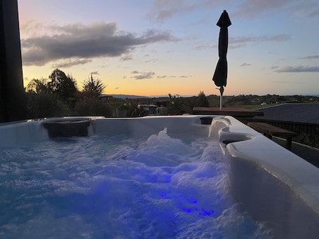 Outdoor spa tub. Gorgeous rural studio unit - peaceful amazing views with tame animals to feed
