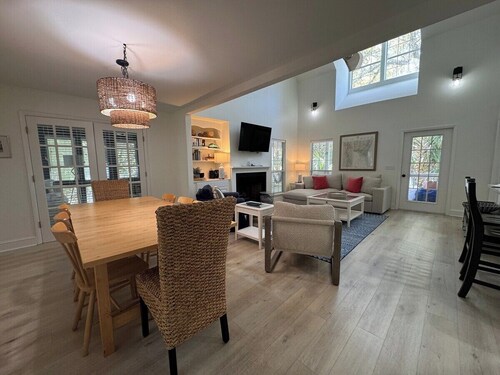 Sandy Bottoms NEWLY RENOVATED 4 BEDROOMS!