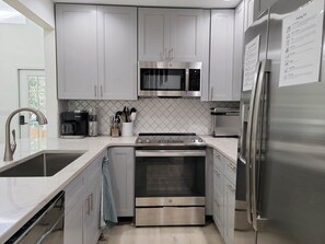 Kjøleskap, mikrobølgeovn, ovn og kokeplater