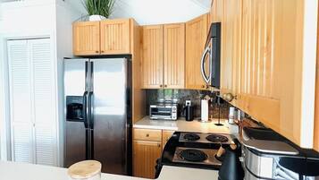 Micro-ondes, four, lave-vaisselle, cafetiĂšre/bouilloire