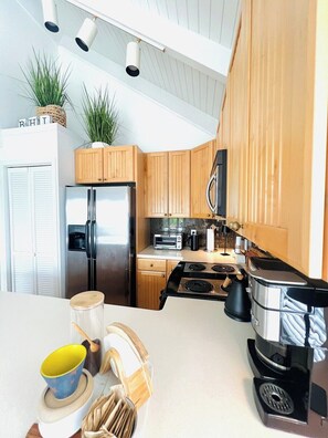 Microwave, oven, dishwasher, coffee/tea maker - Fenton House Villa BHI (Bald Head Island)