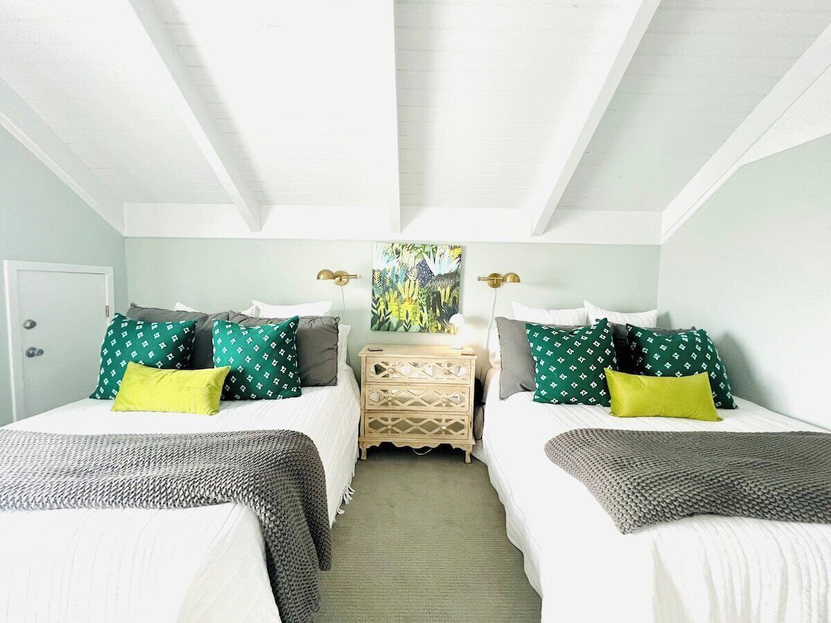 3 bedrooms, travel crib, WiFi, bed sheets