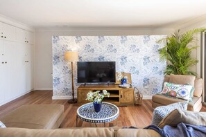 TV, offices - Bimbajong Pines - Oceanstays (Yamba)