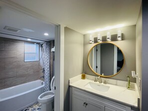 Douche, articles de toilette écologiques, sèche-cheveux