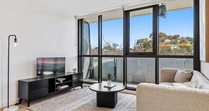 Light Filled Apartment by Albert Park Lake