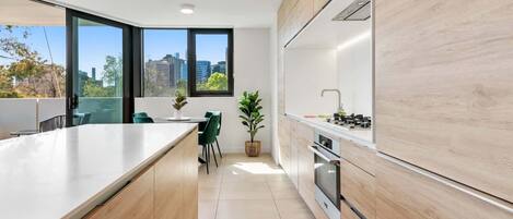 Kjøleskap, mikrobølgeovn, ovn og kokeplater