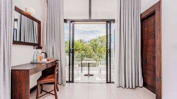 Habitación moderna con un escritorio de madera, una silla, una mesa y vistas a zonas verdes.