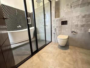 Quarto casal luxo | Banheiro | Chuveiro, chuveiro com efeito de chuva, produtos de toalete grátis, bidê