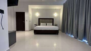 Standard Room | Egyptian cotton sheets, premium bedding, Select Comfort beds, minibar