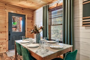 Dining - The Knotty Beaver Retreat...a Dam Good Time with a Dam Fine View⭐️ Built in 2021 (Sevierville)