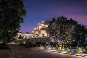 施設の正面 (日没後)