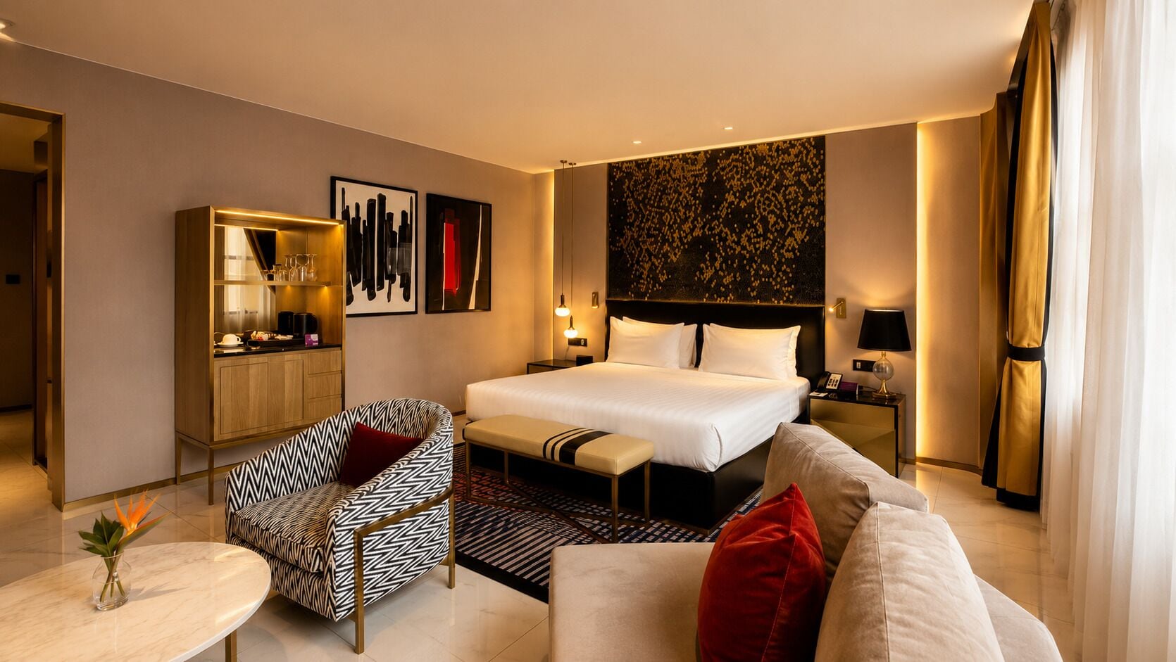 Egyptian cotton sheets, premium bedding, minibar (some free items)