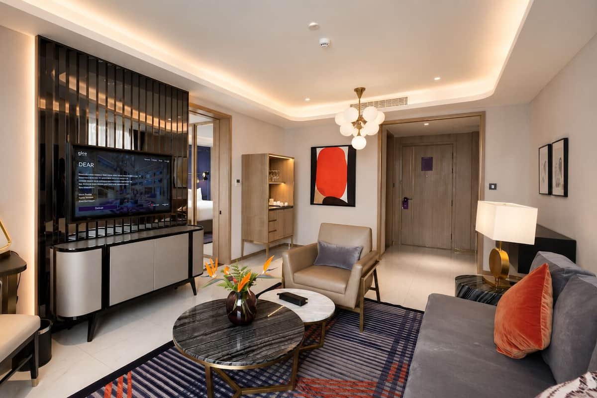 Executive Suite (Glee) | Egyptian cotton sheets, premium bedding, minibar (some free items)