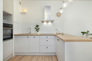 Leilighet, 1 soverom, balkong | Eget kjøkken | Vannkoker og spisebord