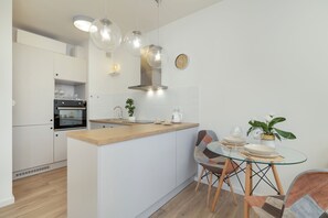 Leilighet, 1 soverom, balkong | Eget kjøkken | Vannkoker og spisebord