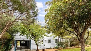 A modern house with a covered entrance, surrounded by mature trees and a well-maintained lawn. -  Beaches / Family Getaway / Amazing views / Golf / Wineries / Hot springs.
 


 (Rosebud)