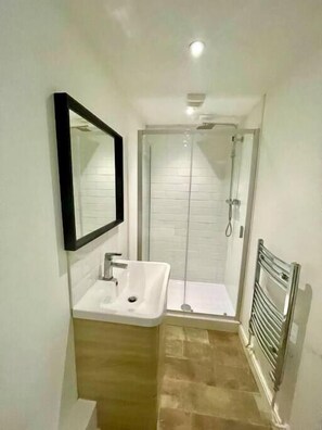Shower - Victoria House F by Switchback Stays (Cardiff)