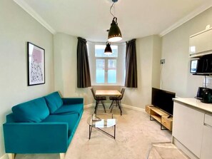 Smart TV - Victoria House A by Switchback Stays (Cardiff)