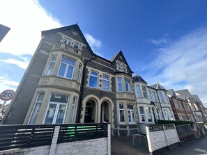 Exterior - Victoria House A by Switchback Stays (Cardiff)