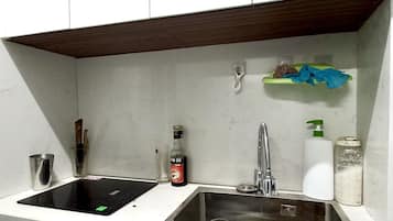 Microondas, placa de cocina, utensilios de cocina, especias