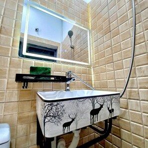 Shower, rainfall showerhead, designer toiletries, hair dryer - Amelie Homestay (Hanoi)