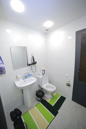 Classic Twin Room | Bathroom | Free toiletries, hair dryer - Al-Hilal Hostel (Samarkand)