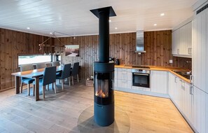 Fridge, oven, stovetop, dishwasher - Cozy home in Sjusjøen with kitchen (Sjusjøen)