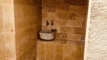 Habitación Deluxe | Baño | Artículos de higiene personal gratuitos, secador de pelo y zapatillas