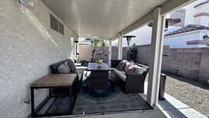 Outdoor dining - 2 bedrooms stylish and spacious house in Las Vegas (Las Vegas)