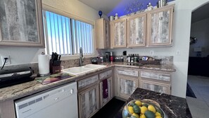 Private kitchen - 2 bedrooms stylish and spacious house in Las Vegas (Las Vegas)