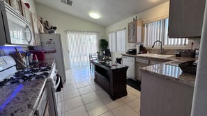 Private kitchen - 2 bedrooms stylish and spacious house in Las Vegas (Las Vegas)