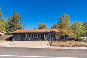 Exterior - 5BR/3BA Mountain Retreat: Fun in Flagstaff (Flagstaff)