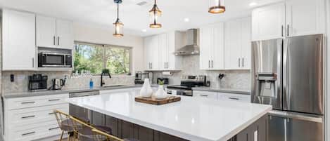 Frigorífico, microondas, horno y placa de cocina