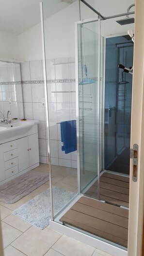 Een douche, een haardroger, toiletpapier