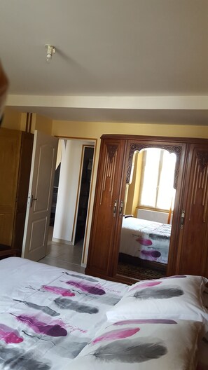 3 slaapkamers, een strijkplank/strijkijzer, gratis wifi, beddengoed