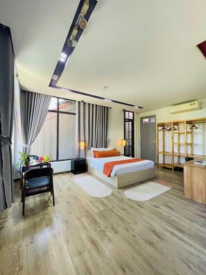 Minibar, ameublement personnalisé, bureau, rideaux occultants