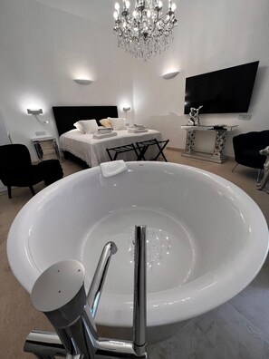 尊榮雙人房 | 舒適加層、獨特裝潢、布置獨特、筆電工作空間