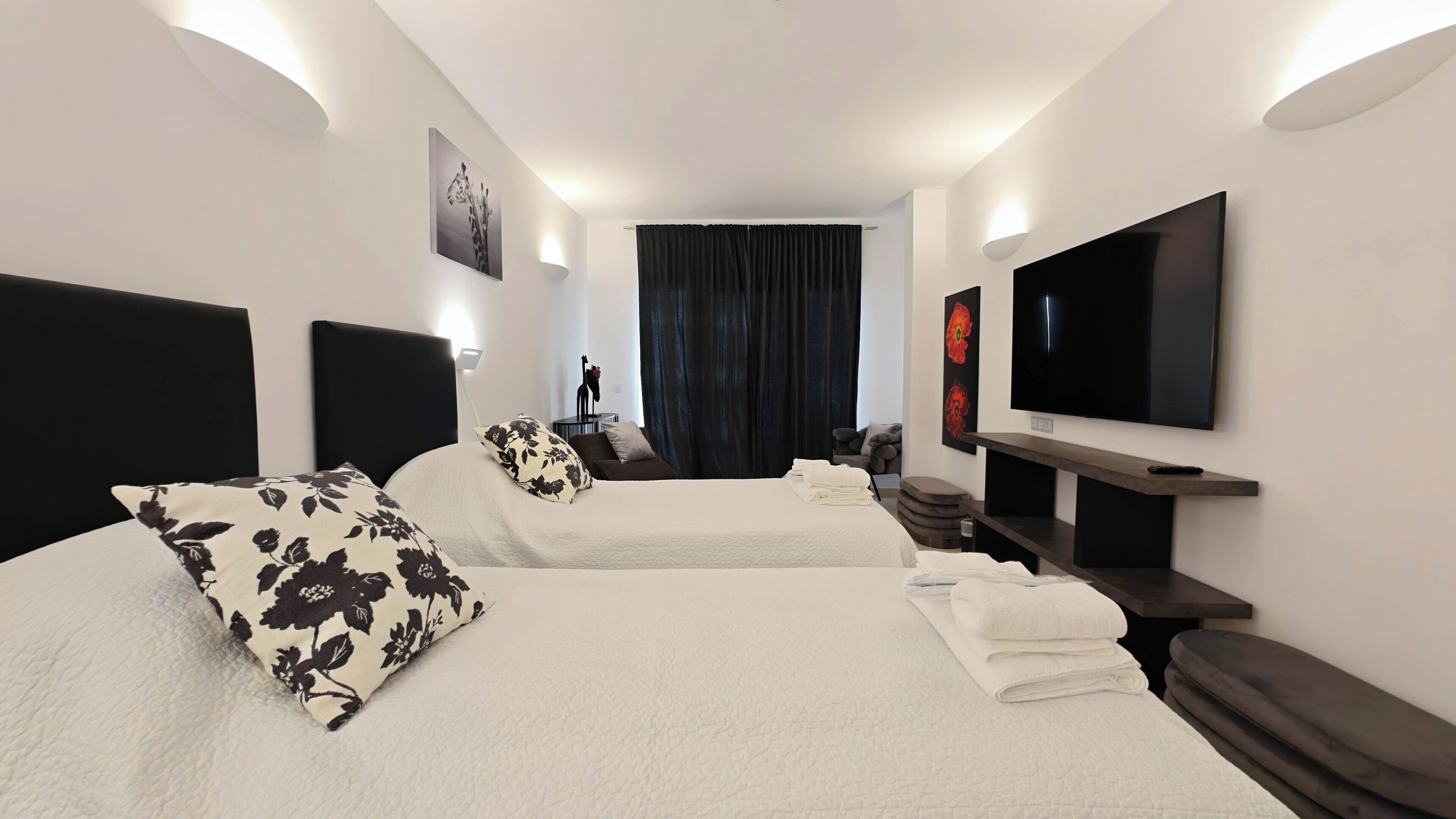 Habitación Deluxe con 1 cama matrimonial o 2 individuales | Camas con pillow-top, decoración personalizada y muebles diferentes 
