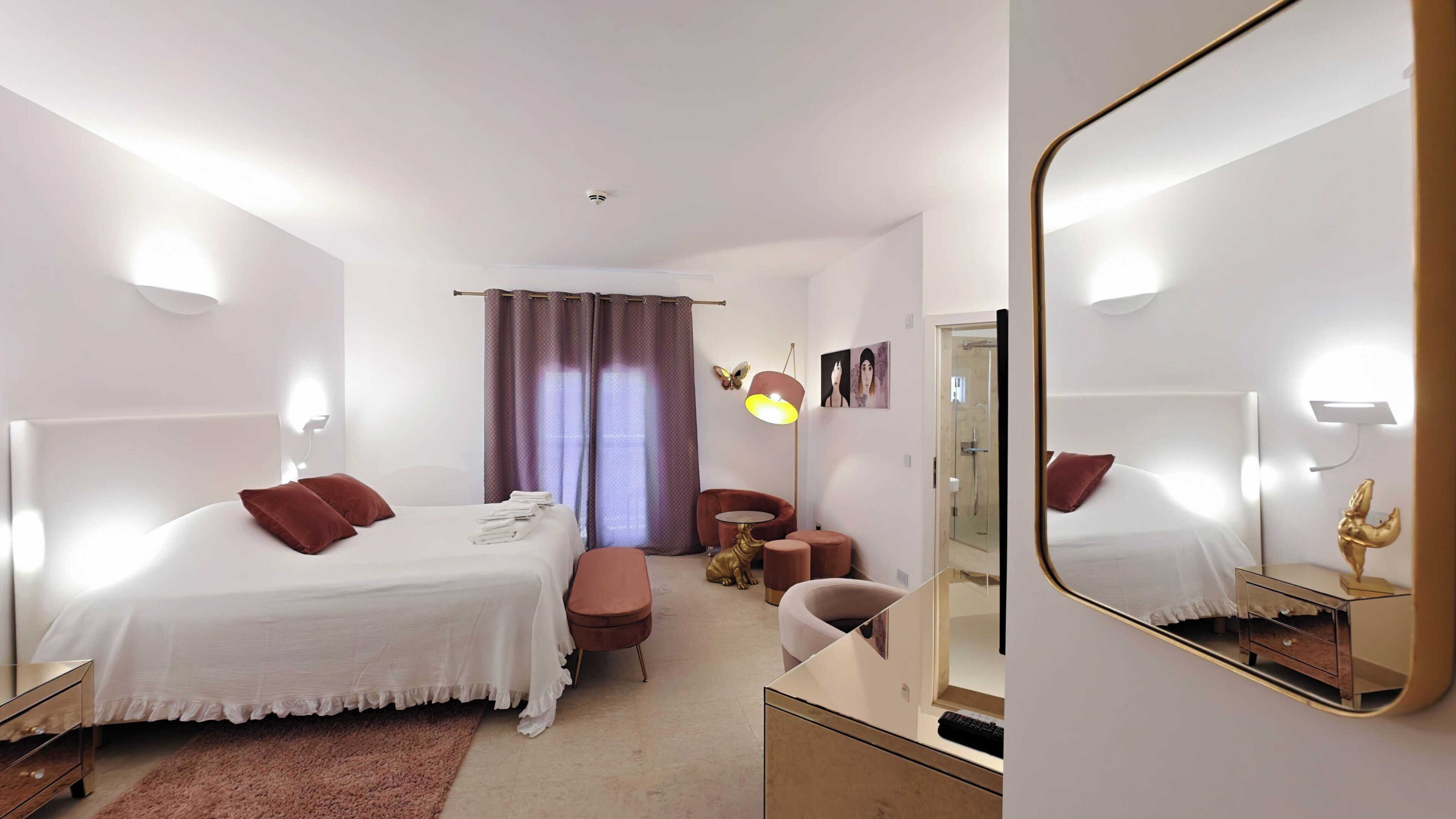 Habitación doble Confort | Camas con pillow-top, decoración personalizada y muebles diferentes 