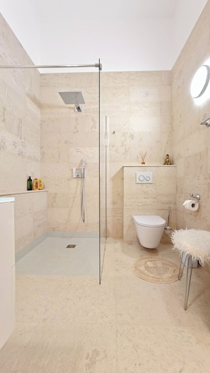 A modern bathroom with a shower, toilet, and sink. - The White Knight Premium Boutique Hotel (Ghajnsielem)
