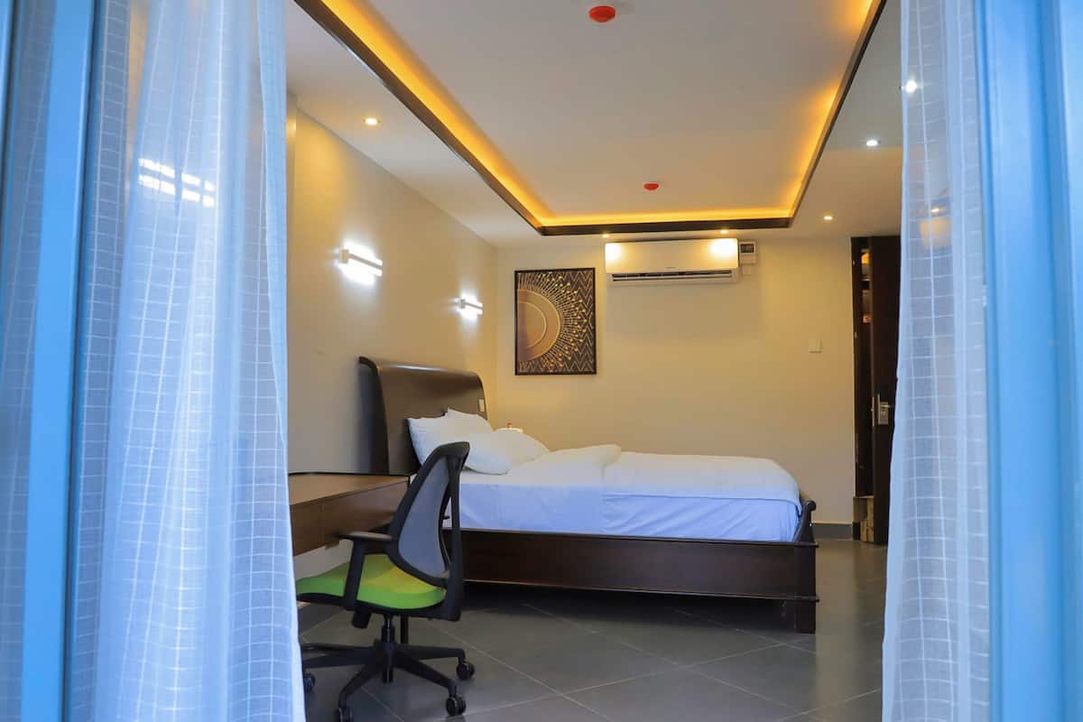 1 habitación, decoración personalizada, muebles diferentes y escritorio