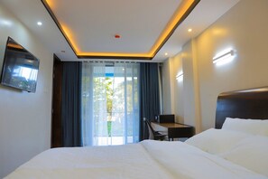 Individually decorated, individually furnished, desk, laptop workspace - Le tsuba Grand Hotel (Arua)