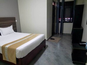Kamar Double Standar | Didekorasi berbeda-beda dan dilengkapi dengan perabotan berbeda-beda