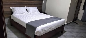 Doppia Standard | Con stile personalizzato, con arredamento individuale, una scrivania