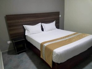 Doppia Standard | Con stile personalizzato, con arredamento individuale, una scrivania