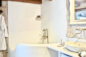 Asciugacapelli, asciugamani, sapone, shampoo
