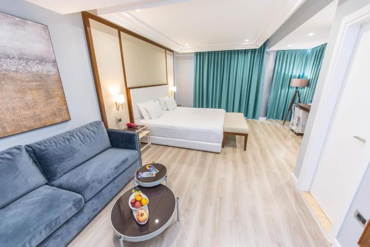 Quarto casal executivo, vista parcial para o mar | 1 quarto, quartos à prova de som, Wi-Fi de cortesia