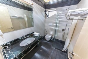 Double or Twin Room with Side Sea view, without balcony | 욕실 | 슬리퍼