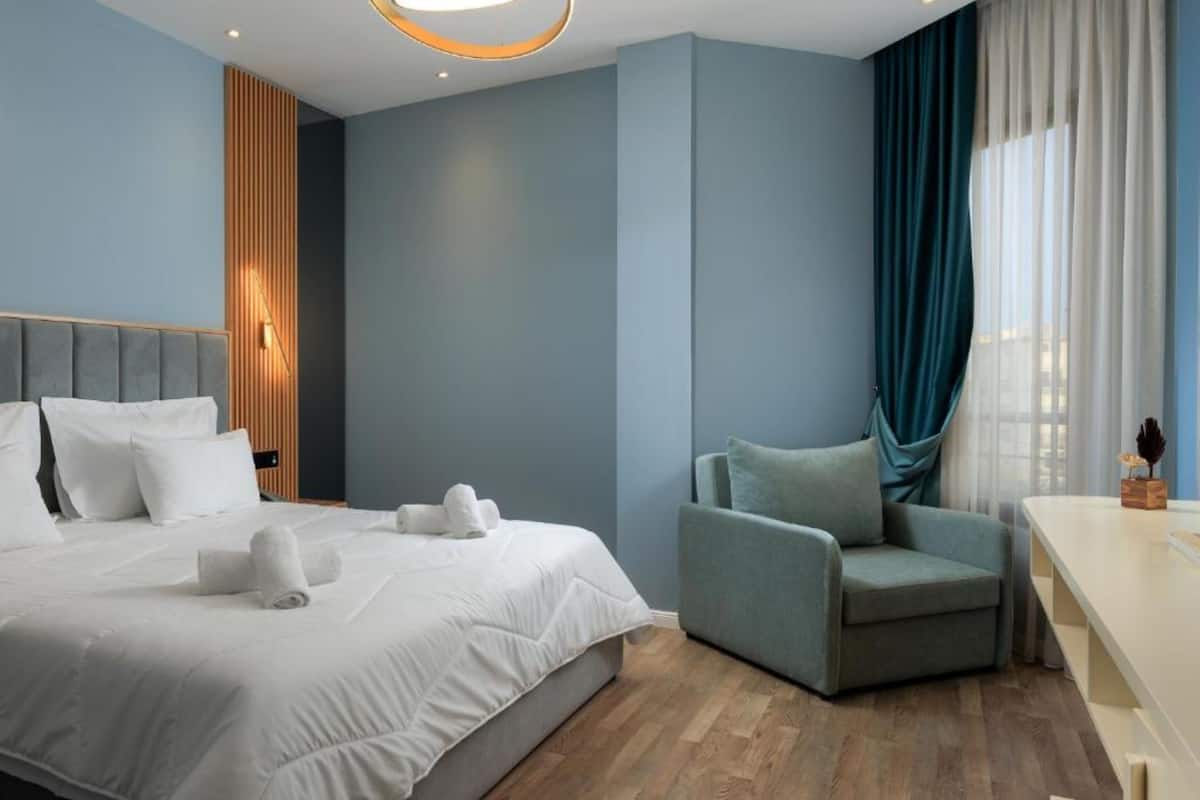 Double or Twin Room with Side Sea view, without balcony | 1 quarto, quartos à prova de som, Wi-Fi de cortesia